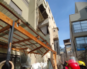  بالصور: انهيار جدار مبنى قرب مسجد حسن بك دون اصابات 